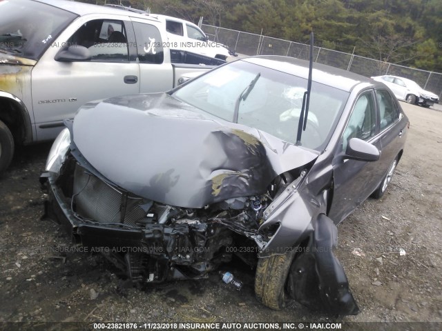 4T1BF1FK3FU875365 - 2015 TOYOTA CAMRY LE/XLE/SE/XSE GRAY photo 2