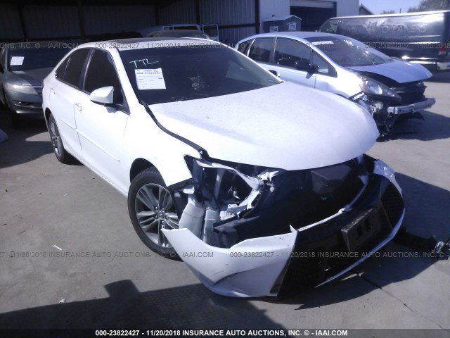 4T1BF1FK9HU384933 - 2017 TOYOTA CAMRY LE/XLE/SE/XSE 白色 照片 1