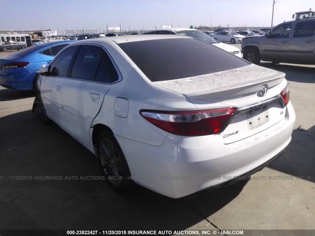 4T1BF1FK9HU384933 - 2017 TOYOTA CAMRY LE/XLE/SE/XSE 白色 照片 3