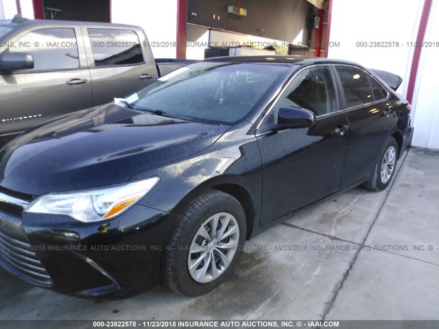 4T1BF1FK2HU308695 - 2017 TOYOTA CAMRY LE/XLE/SE/XSE BLACK photo 2