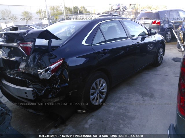 4T1BF1FK2HU308695 - 2017 TOYOTA CAMRY LE/XLE/SE/XSE BLACK photo 4