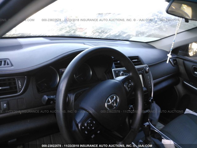 4T1BF1FK2HU308695 - 2017 TOYOTA CAMRY LE/XLE/SE/XSE BLACK photo 5