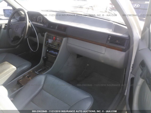 WDBEA92E9SF304202 - 1995 MERCEDES-BENZ E 320 WHITE photo 5