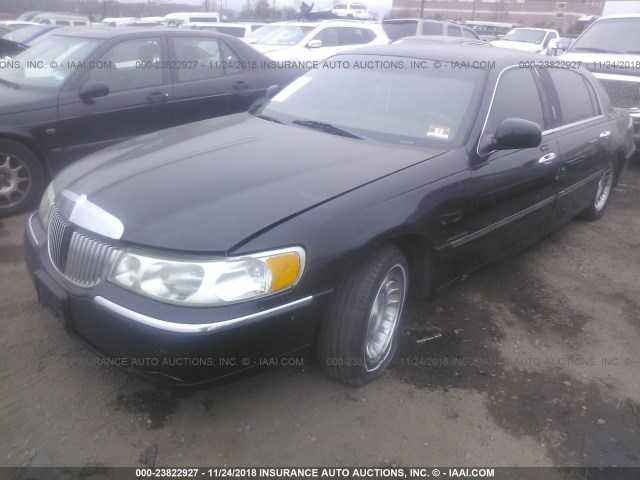 1LNHM84W42Y665262 - 2002 LINCOLN TOWN CAR EXECUTIVE L BLACK photo 2
