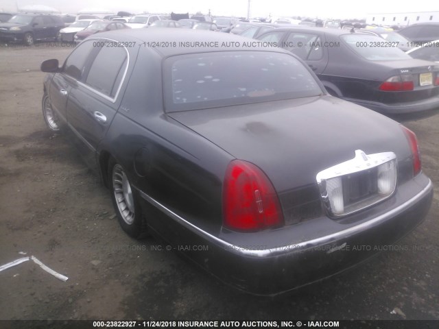 1LNHM84W42Y665262 - 2002 LINCOLN TOWN CAR EXECUTIVE L BLACK photo 3