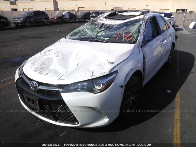 4T1BF1FK0HU690922 - 2017 TOYOTA CAMRY LE/XLE/SE/XSE 白色 照片 2