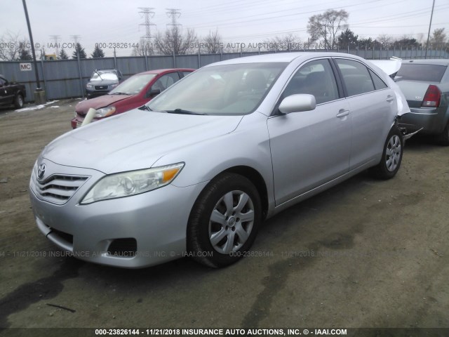 4T4BF3EKXBR171998 - 2011 TOYOTA CAMRY SE/LE/XLE 银色 照片 2