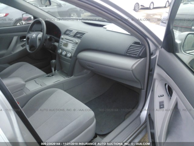 4T4BF3EKXBR171998 - 2011 TOYOTA CAMRY SE/LE/XLE 银色 照片 5