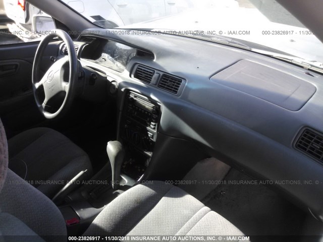 4T1BF22KXYU108157 - 2000 TOYOTA CAMRY LE/XLE 银色 照片 5