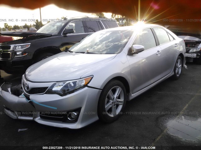 4T1BF1FK3CU577913 - 2012 TOYOTA CAMRY SE/LE/XLE SILVER photo 2