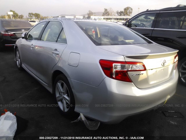 4T1BF1FK3CU577913 - 2012 TOYOTA CAMRY SE/LE/XLE SILVER photo 3