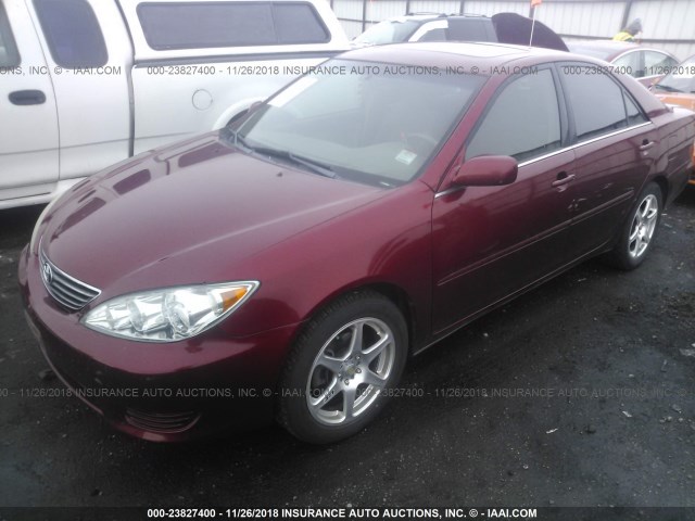 4T1BE32K05U054596 - 2005 TOYOTA CAMRY LE/XLE/SE RED photo 2