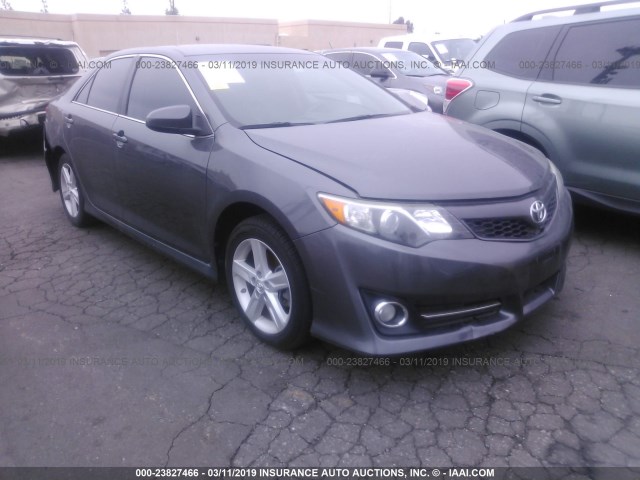 4T1BF1FK7DU290429 - 2013 TOYOTA CAMRY L/SE/LE/XLE ნაცრისფერი ფოტო 1