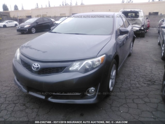 4T1BF1FK7DU290429 - 2013 TOYOTA CAMRY L/SE/LE/XLE ნაცრისფერი ფოტო 2