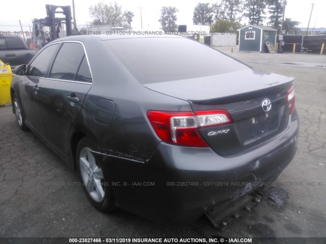 4T1BF1FK7DU290429 - 2013 TOYOTA CAMRY L/SE/LE/XLE ნაცრისფერი ფოტო 3
