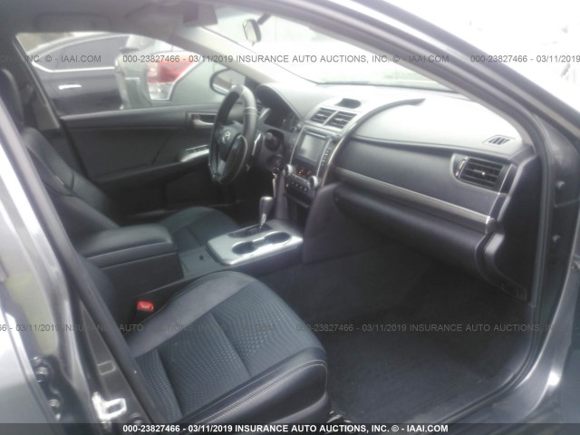 4T1BF1FK7DU290429 - 2013 TOYOTA CAMRY L/SE/LE/XLE ნაცრისფერი ფოტო 5