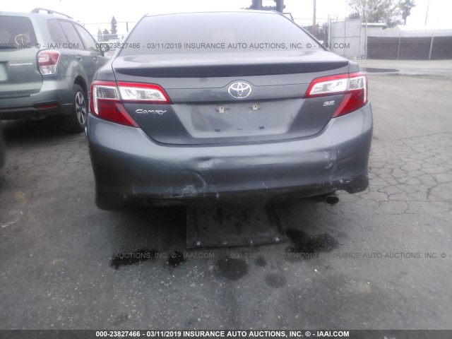 4T1BF1FK7DU290429 - 2013 TOYOTA CAMRY L/SE/LE/XLE ნაცრისფერი ფოტო 6