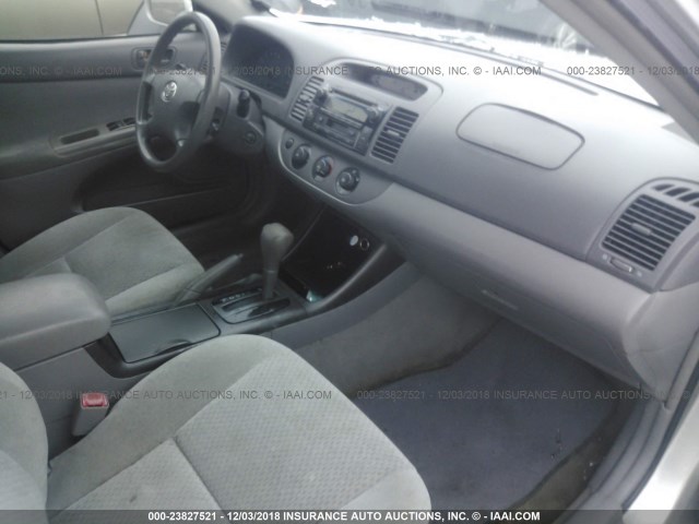 4T1BE32K84U791916 - 2004 TOYOTA CAMRY LE/XLE/SE SILVER photo 5