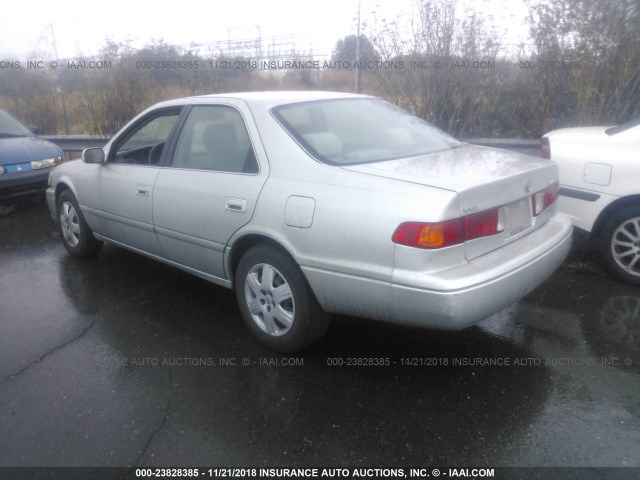 JT2BG22K3Y0426011 - 2000 TOYOTA CAMRY CE/LE/XLE SILVER photo 3