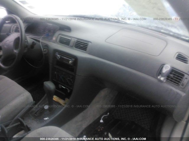 JT2BG22K3Y0426011 - 2000 TOYOTA CAMRY CE/LE/XLE SILVER photo 5