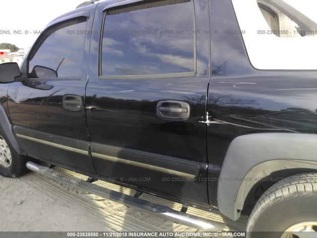 3GNEC12Z05G122737 - 2005 CHEVROLET AVALANCHE C1500 BLACK photo 6