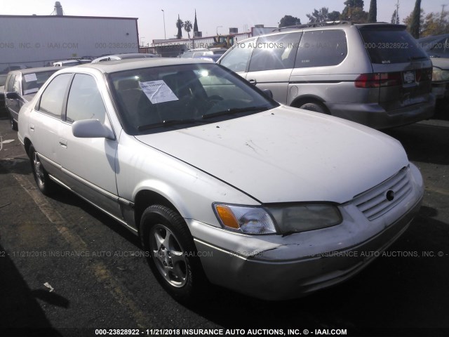 JT2BG22K2X0364521 - 1999 TOYOTA CAMRY LE/XLE WHITE photo 1