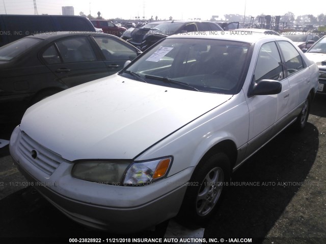 JT2BG22K2X0364521 - 1999 TOYOTA CAMRY LE/XLE WHITE photo 2