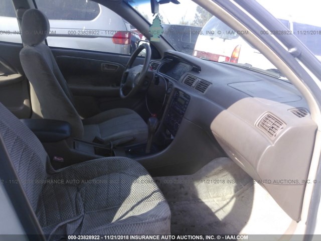 JT2BG22K2X0364521 - 1999 TOYOTA CAMRY LE/XLE WHITE photo 5