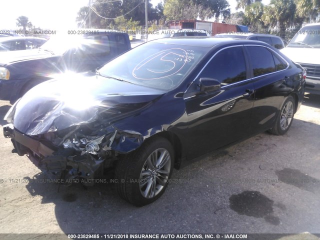 4T1BF1FK0GU199555 - 2016 TOYOTA CAMRY LE/XLE/SE/XSE BLACK photo 2
