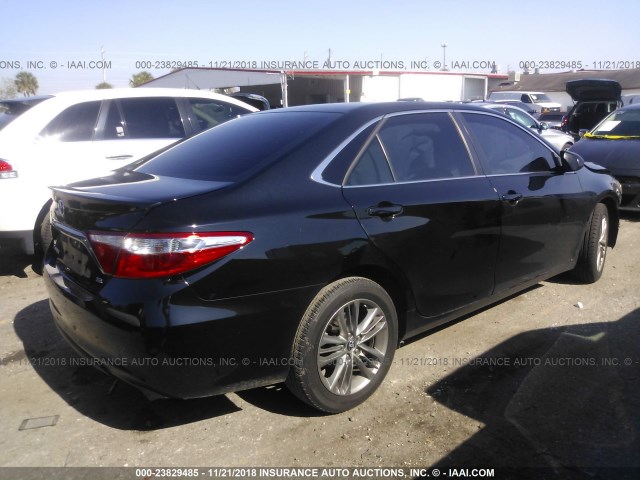 4T1BF1FK0GU199555 - 2016 TOYOTA CAMRY LE/XLE/SE/XSE BLACK photo 4