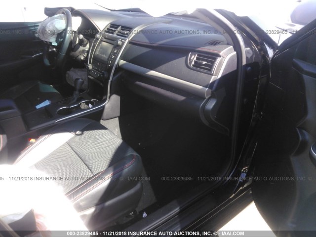 4T1BF1FK0GU199555 - 2016 TOYOTA CAMRY LE/XLE/SE/XSE BLACK photo 5