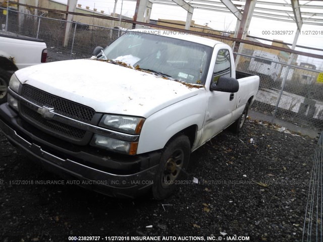 1GCEC14X55Z242246 - 2005 CHEVROLET SILVERADO C1500 WHITE photo 2