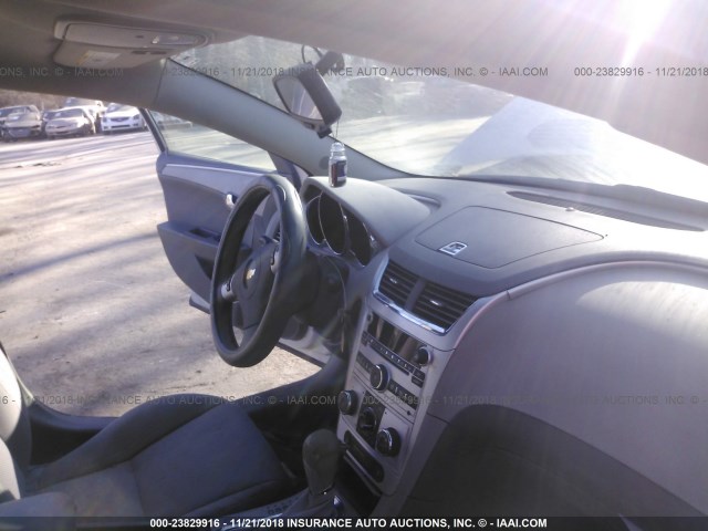 1G1ZA5E09CF238157 - 2012 CHEVROLET MALIBU LS 银色 照片 5