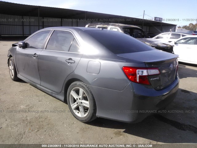 4T1BF1FK1CU065115 - 2012 TOYOTA CAMRY SE/LE/XLE 灰色 照片 3