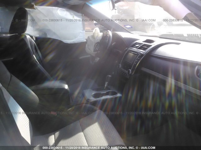 4T1BF1FK1CU065115 - 2012 TOYOTA CAMRY SE/LE/XLE 灰色 照片 5