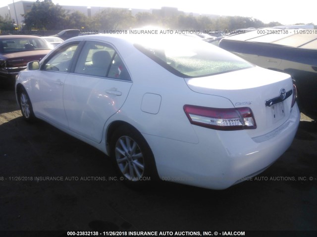 4T4BF3EK1BR198135 - 2011 TOYOTA CAMRY SE/LE/XLE WHITE photo 3
