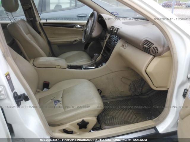 WDBRF61J64F545718 - 2004 MERCEDES-BENZ C 240 WHITE photo 5