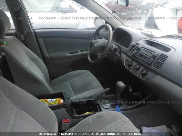 4T1BE32K04U349342 - 2004 TOYOTA CAMRY LE/XLE/SE SILVER photo 5