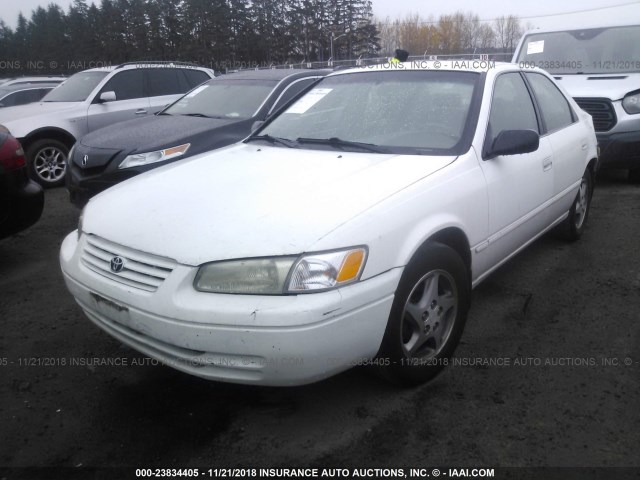 4T1BG22K4XU513832 - 1999 TOYOTA CAMRY CE/LE/XLE WHITE photo 2