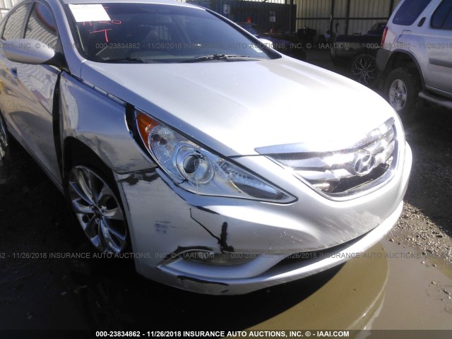 5NPEC4AC0DH787506 - 2013 HYUNDAI SONATA SE/LIMITED SILVER photo 6