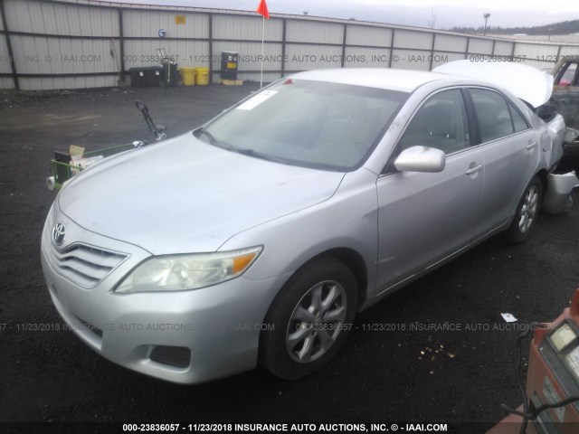 4T1BF3EK8BU638622 - 2011 TOYOTA CAMRY SE/LE/XLE SILVER photo 2