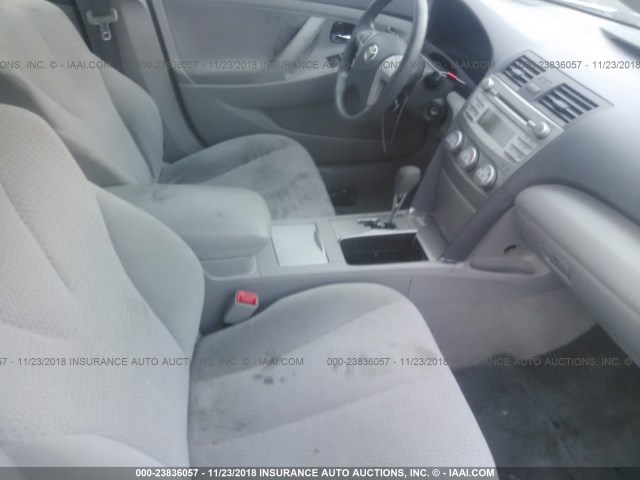 4T1BF3EK8BU638622 - 2011 TOYOTA CAMRY SE/LE/XLE SILVER photo 5