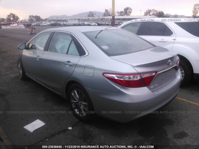 4T1BF1FK5GU158418 - 2016 TOYOTA CAMRY LE/XLE/SE/XSE SILVER photo 3