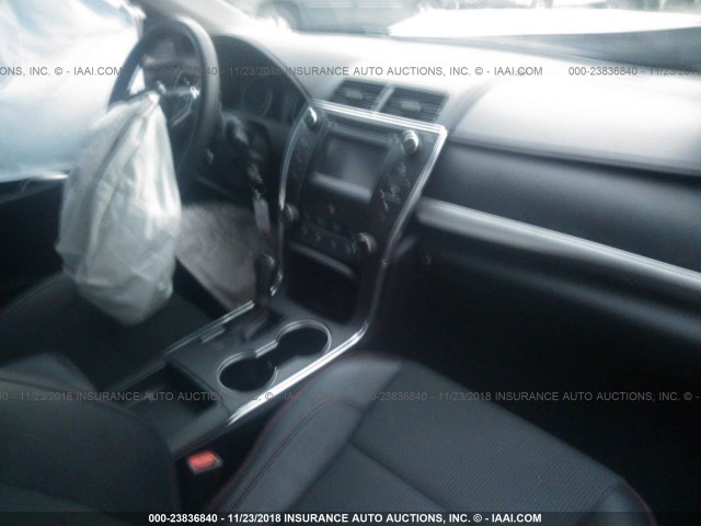 4T1BF1FK5GU158418 - 2016 TOYOTA CAMRY LE/XLE/SE/XSE SILVER photo 5