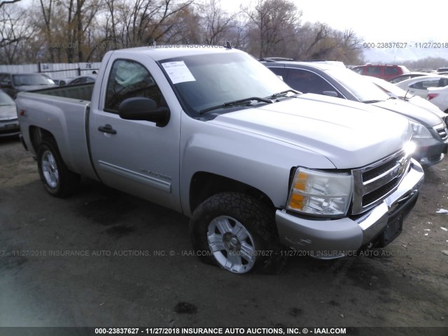 1GCPKSE08AZ140226 - 2010 CHEVROLET SILVERADO K1500 LT SILVER photo 1