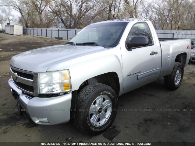 1GCPKSE08AZ140226 - 2010 CHEVROLET SILVERADO K1500 LT SILVER photo 2