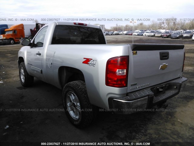 1GCPKSE08AZ140226 - 2010 CHEVROLET SILVERADO K1500 LT SILVER photo 3