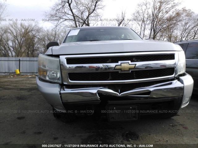 1GCPKSE08AZ140226 - 2010 CHEVROLET SILVERADO K1500 LT SILVER photo 6