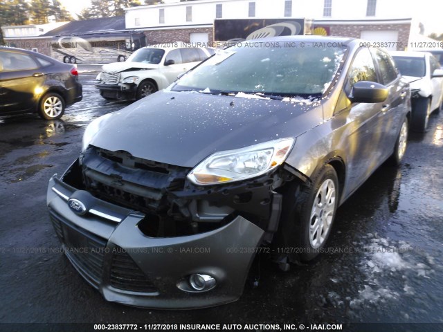 1FAHP3F2XCL240805 - 2012 FORD FOCUS SE GRAY photo 2