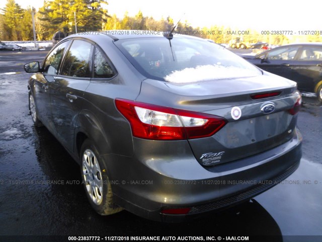 1FAHP3F2XCL240805 - 2012 FORD FOCUS SE GRAY photo 3